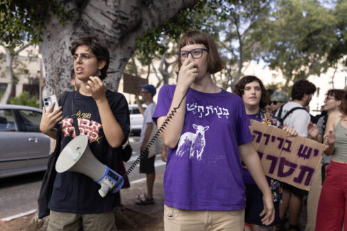 הסרבנית יונה רוזמן מחוץ ללשכת הגיוס בחיפה, 17 באוגוסט, 2025 (צילום: אורן זיו) הסרבנית יונה רוזמן מחוץ ללשכת הגיוס בחיפה, 17 באוגוסט, 2025 (צילום: אורן זיו)