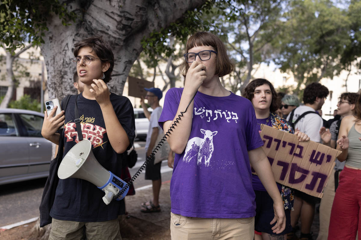 הסרבנית יונה רוזמן מחוץ ללשכת הגיוס בחיפה, 17 באוגוסט, 2025 (צילום: אורן זיו)