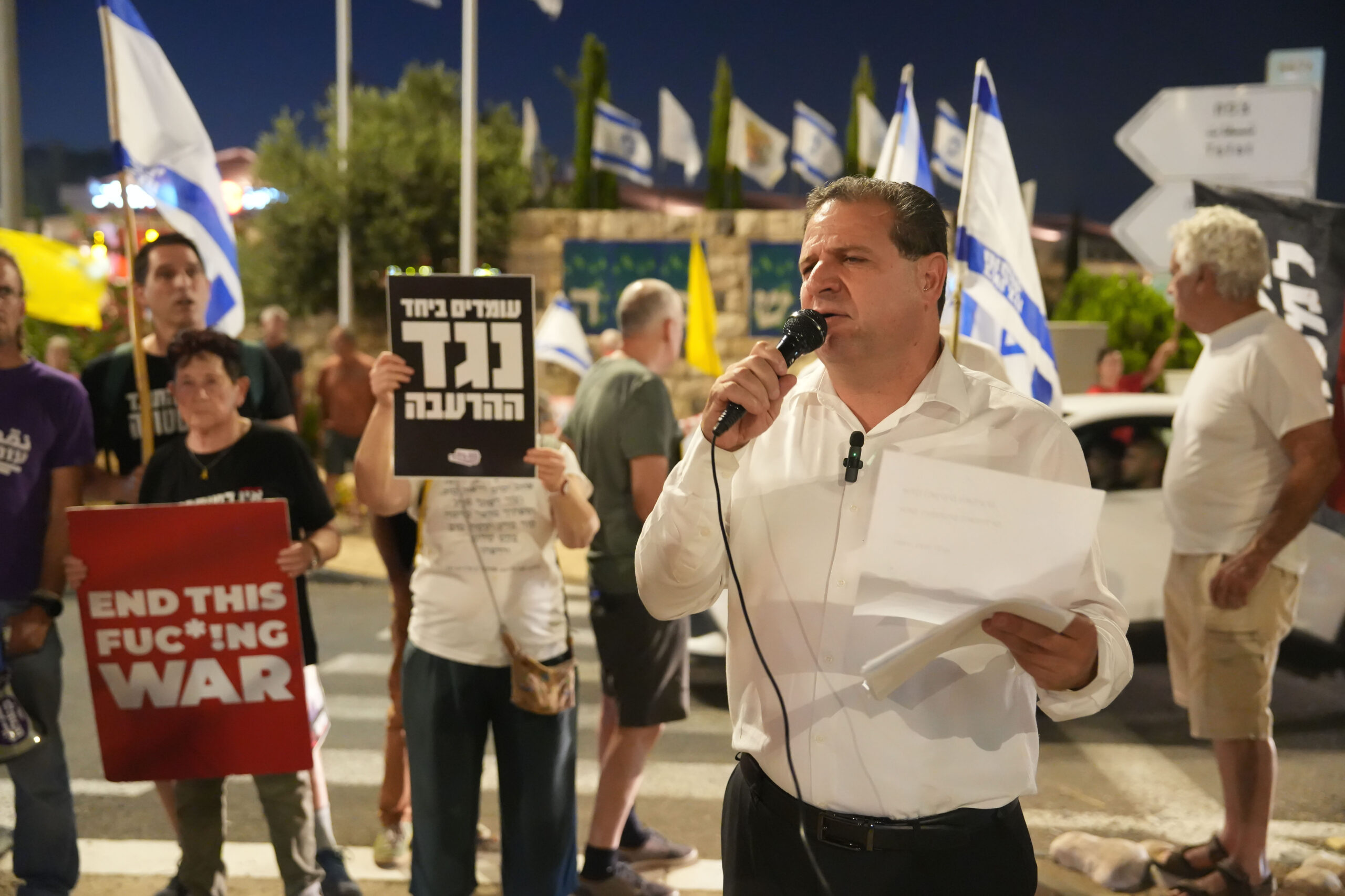 האמין ומאמין שצריך ואפשר ליצור בריתות עם יהודים ציונים, בתנאי שהם תומכים בסיום הכיבוש ובשוויון. איימן עודה בהפגנה בראש פינה, 26 ביולי 2025 (צילום: אייל מרגולין / פלאש90)
