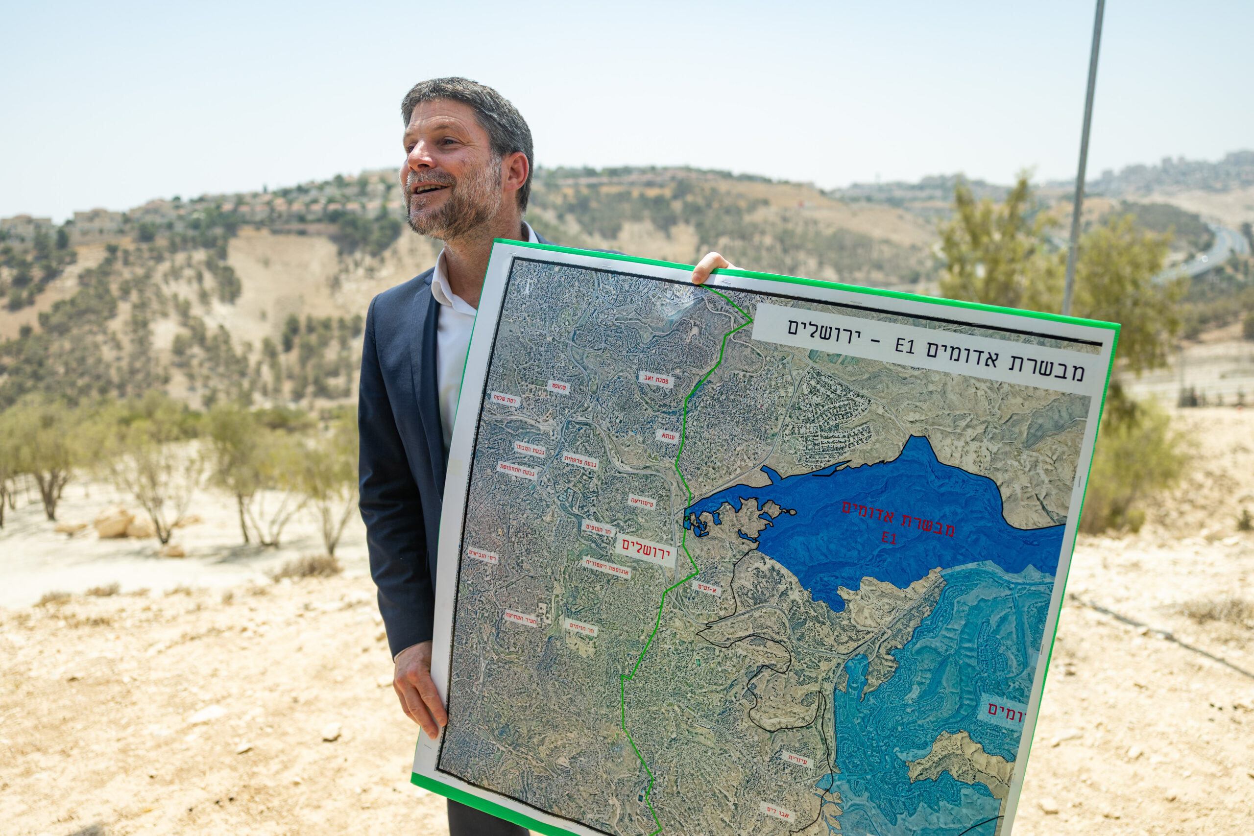 פיתה וצלחת מזון ביום. שר האוצר בצלאל סמוטריץ', 14 באוגוסט 2025 (צילום: יונתן זינדל / פלאש90)
