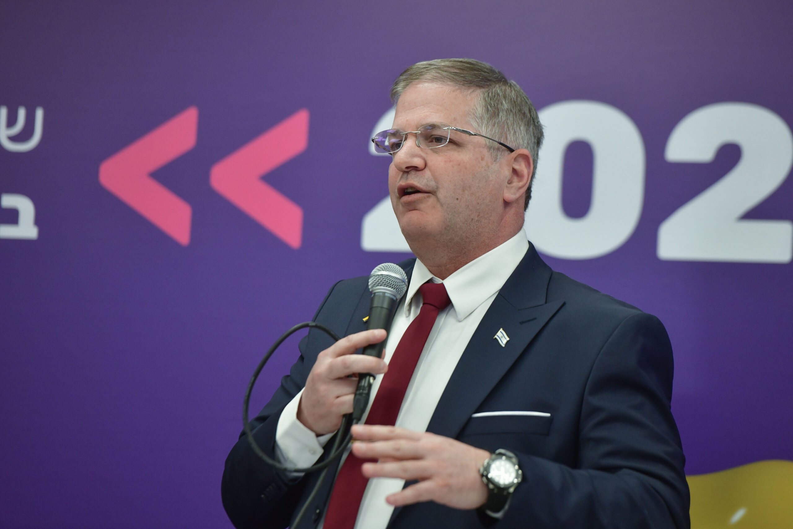 שר החינוך, יואב קיש, מציג תוכנית חדשה של משרדו בנושא בינה מלאכותית, פברואר 2025.