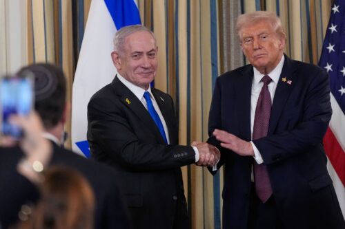 ראש הממשלה בנימין נתניהו ונשיא ארה"ב דונלד טראמפ, אחרי מסיבת העיתונאים בבית הלבן בוושינגטון, ב-29 בספטמבר 2025 (צילום: אלכס ברנדון / AP) ראש הממשלה בנימין נתניהו ונשיא ארה"ב דונלד טראמפ, אחרי מסיבת העיתונאים בבית הלבן בוושינגטון, ב-29 בספטמבר 2025 (צילום: אלכס ברנדון / AP)