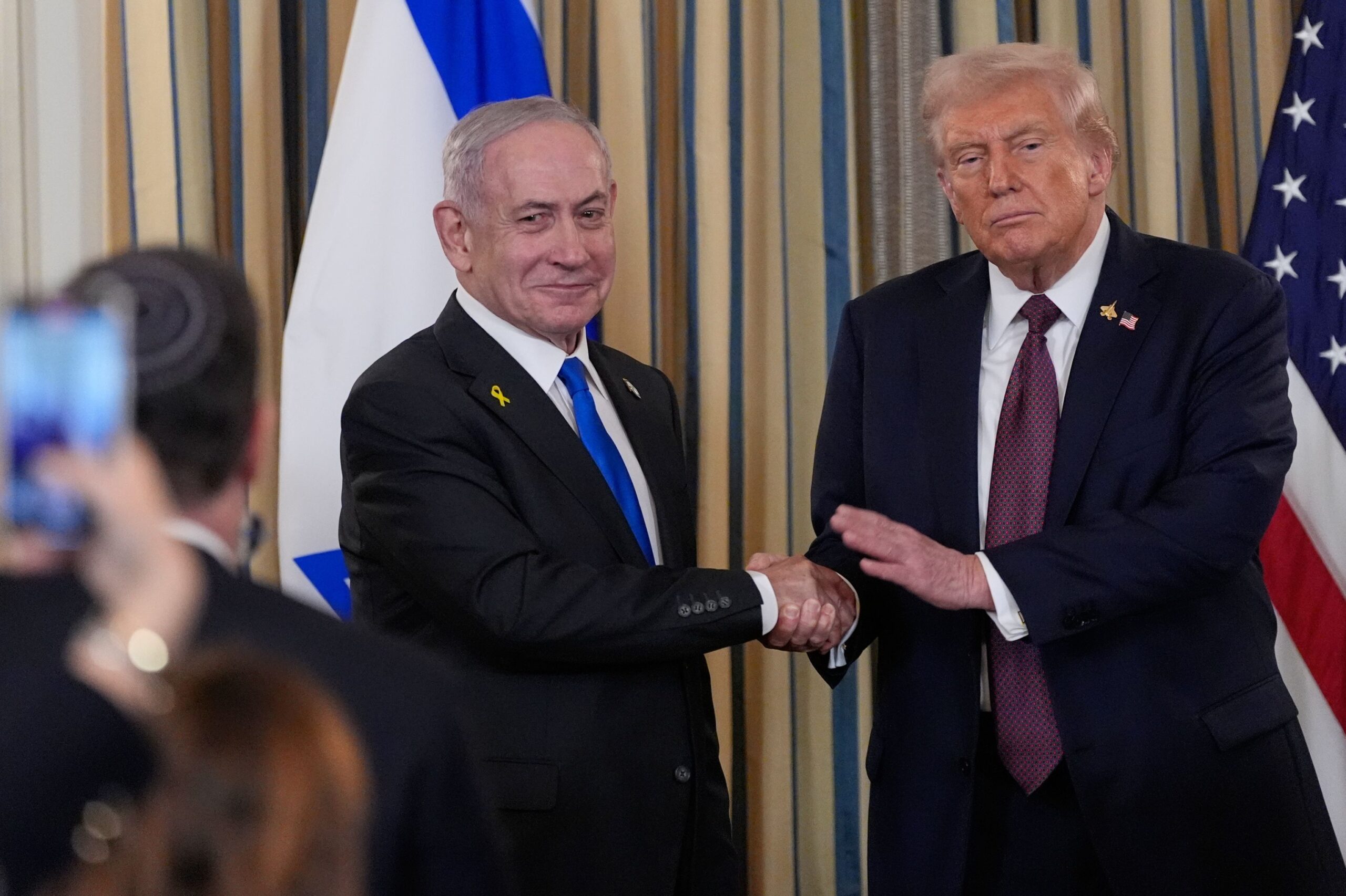 ראש הממשלה בנימין נתניהו ונשיא ארה"ב דונלד טראמפ, אחרי מסיבת העיתונאים בבית הלבן בוושינגטון, ב-29 בספטמבר 2025 (צילום: אלכס ברנדון / AP)