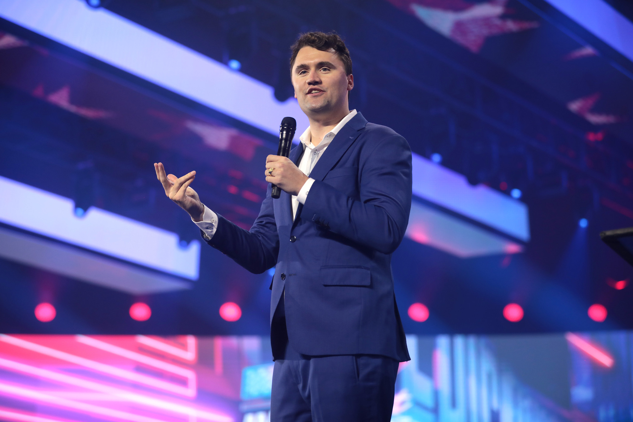 ראש קבוצת Turning Point USA (TPUSA), צ'רלי קירק, בעצרת בפיניקס אריזונה, ב-26 בדצמבר 2022 (צילום: Gage Skidmore / CC BY-SA 2.0)