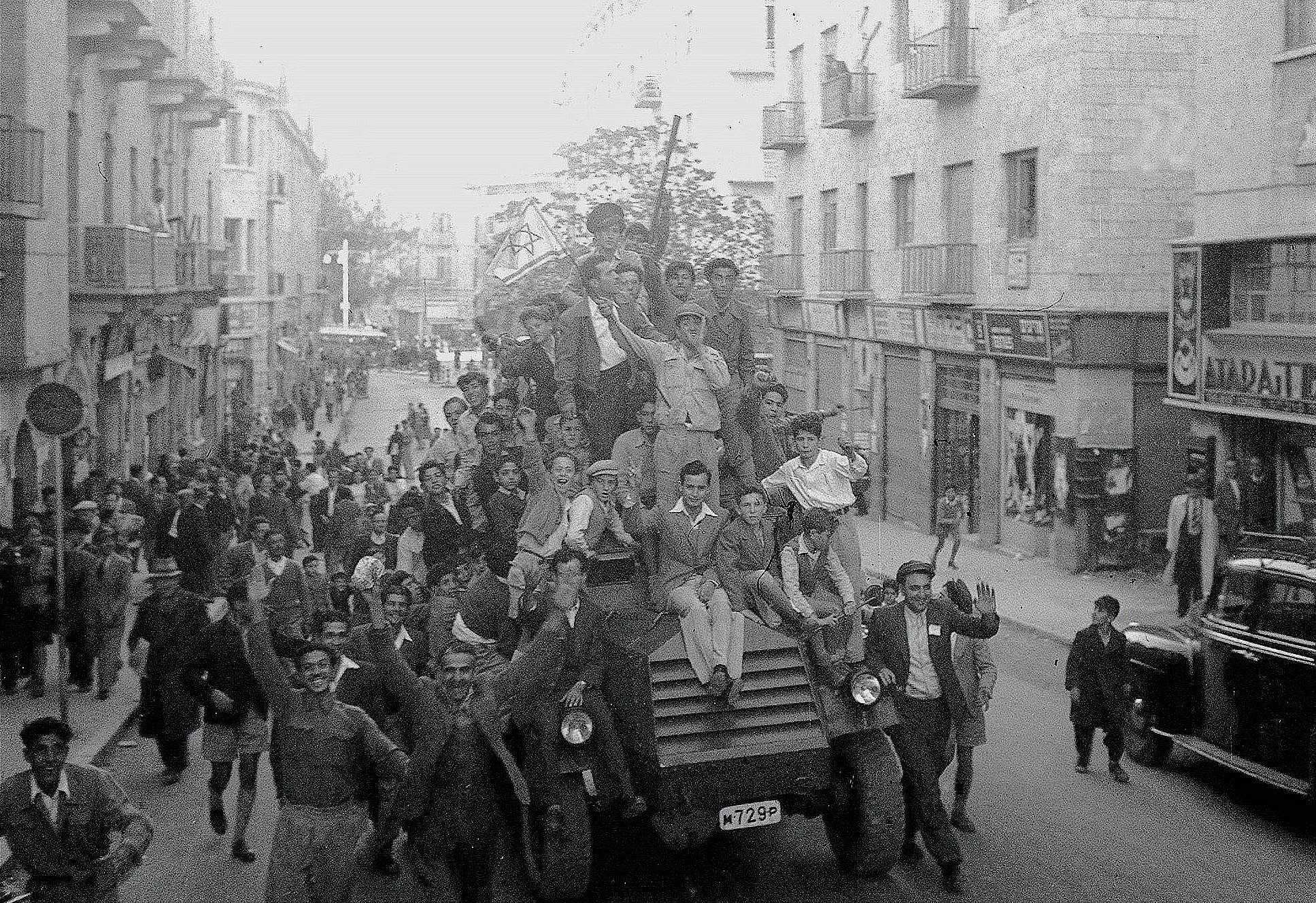 חגיגות בירושלים אחרי אישור תוכנית החלוקה באו"ם, ב-30 בנובמבר 1947 (צילום: הנס פין / לע"מ)