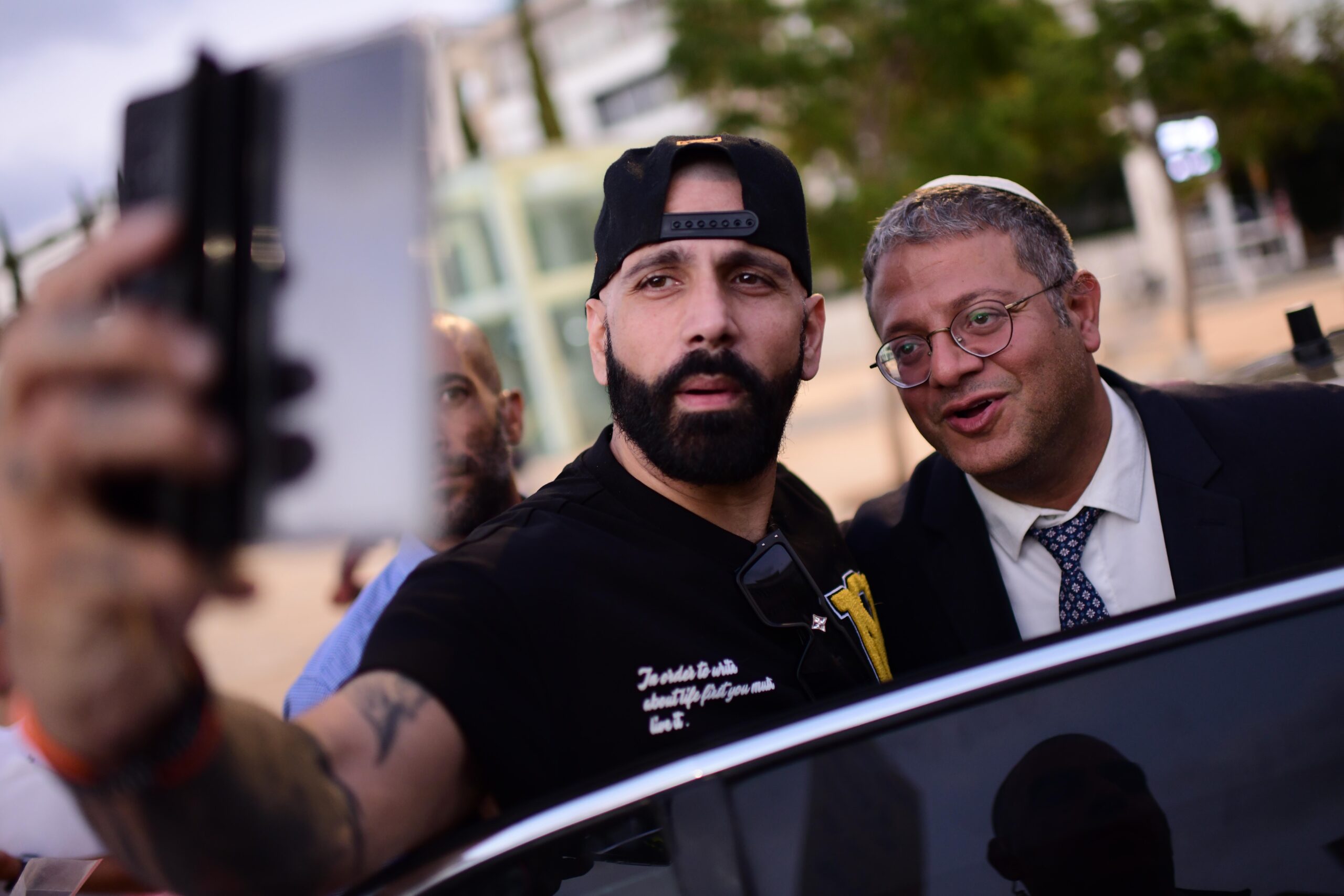 כיתות הכוננות קמו בצלמו. איתמר בן גביר עם "הצל", שמאוחר יותר העומד בראש "כיתת כוננות" בתל אביב, אוגוסט 2022 (צילום: תומר נויברג / פלאש90)