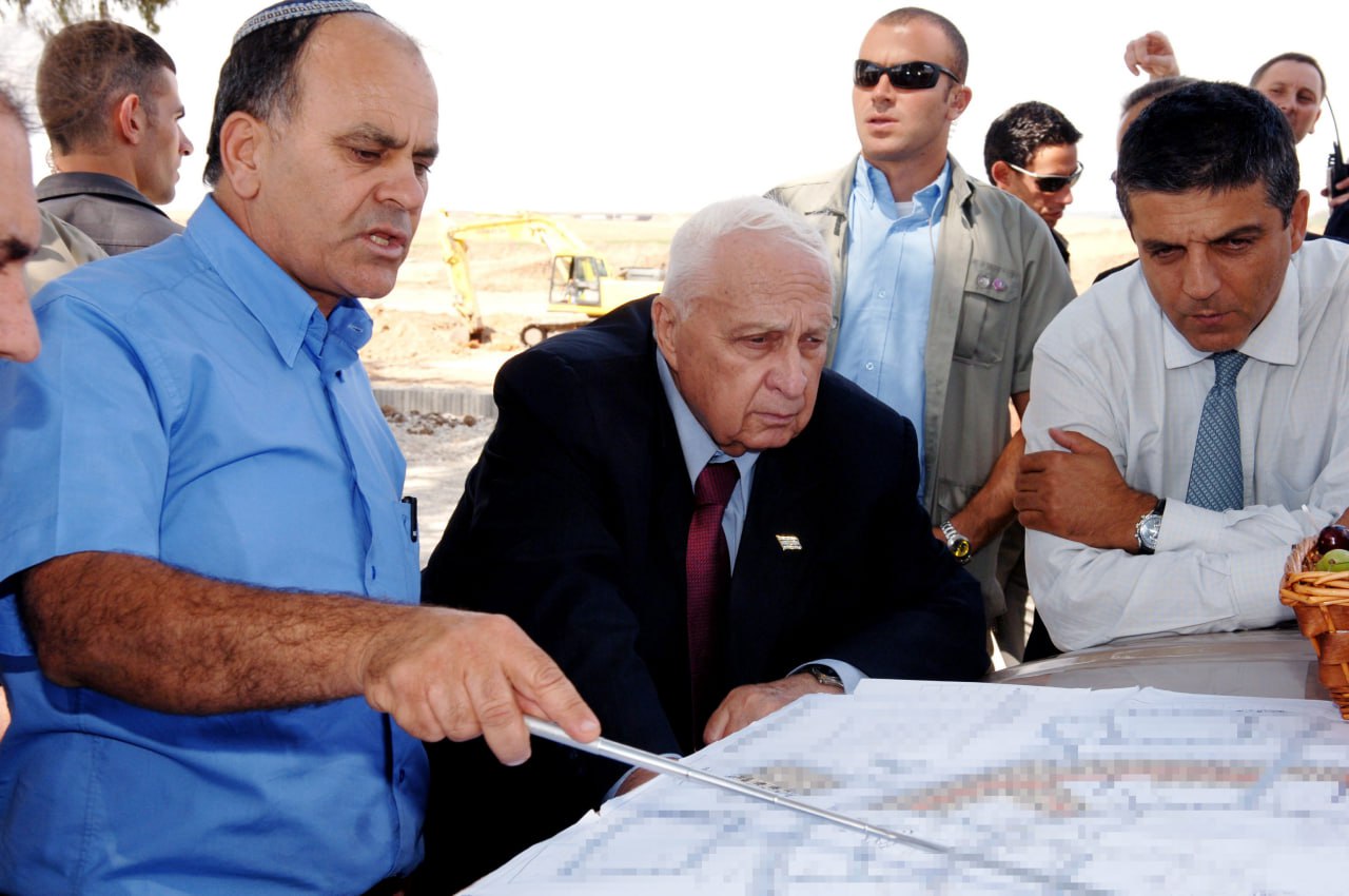 ראש הממשלה אריאל שרון בסיור באזור שאליו הועברו המתנחלים מרצועת עזה, ב-5 ביולי 2005 (צילום: עמוס בן גרשום / לע"מ)