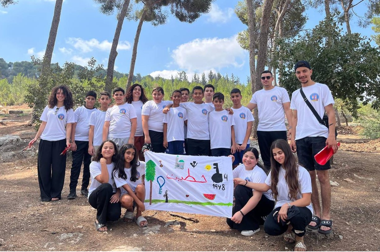"תודעה לאומית שאין מערכת אחרת שמסוגלת להעניק". צעירים בקייטנה של חד"ש (באדיבות הנוער הקומוניסטי)