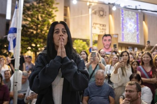 עינב צנגאוקר בכיכר החטופים אחרי ההודעה על הסכם הפסקת האש, ב-9 באוקטובר 2025 (צילום: אורן זיו) עינב צנגאוקר בכיכר החטופים אחרי ההודעה על הסכם הפסקת האש, ב-9 באוקטובר 2025 (צילום: אורן זיו)