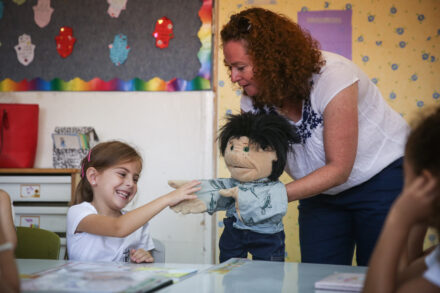 מורה ותלמידה בבית ספר בירושלים, ב-1 בספטמבר 2015 (צילום: הדס פרוש / פלאש90)