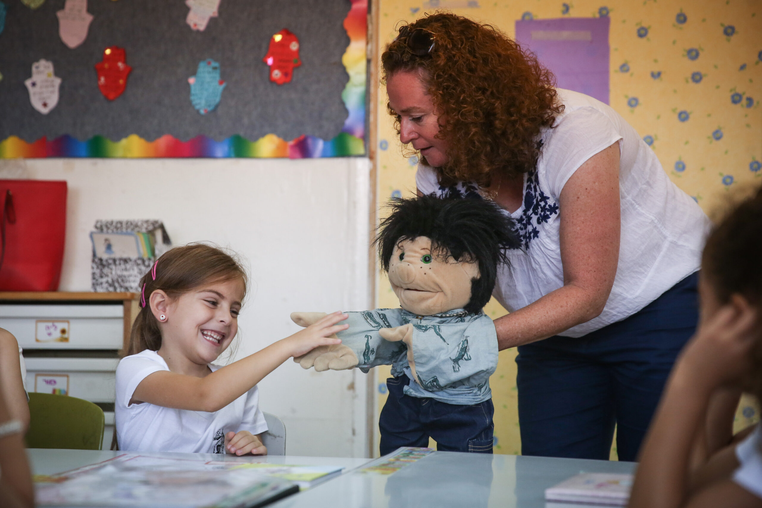 מורה ותלמידה בבית ספר בירושלים, ב-1 בספטמבר 2015 (צילום: הדס פרוש / פלאש90)
