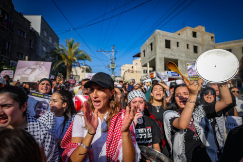 המאבק האמיתי אינו על עוד מנדט לרשימה המשותפת אלא על הזכות להגדיר את עצמנו כפלסטינים. הפגנה נגד המלחמה בסכנין, 25 ביולי 2025 (צילום: ג'מאל עווד / פלאש90)