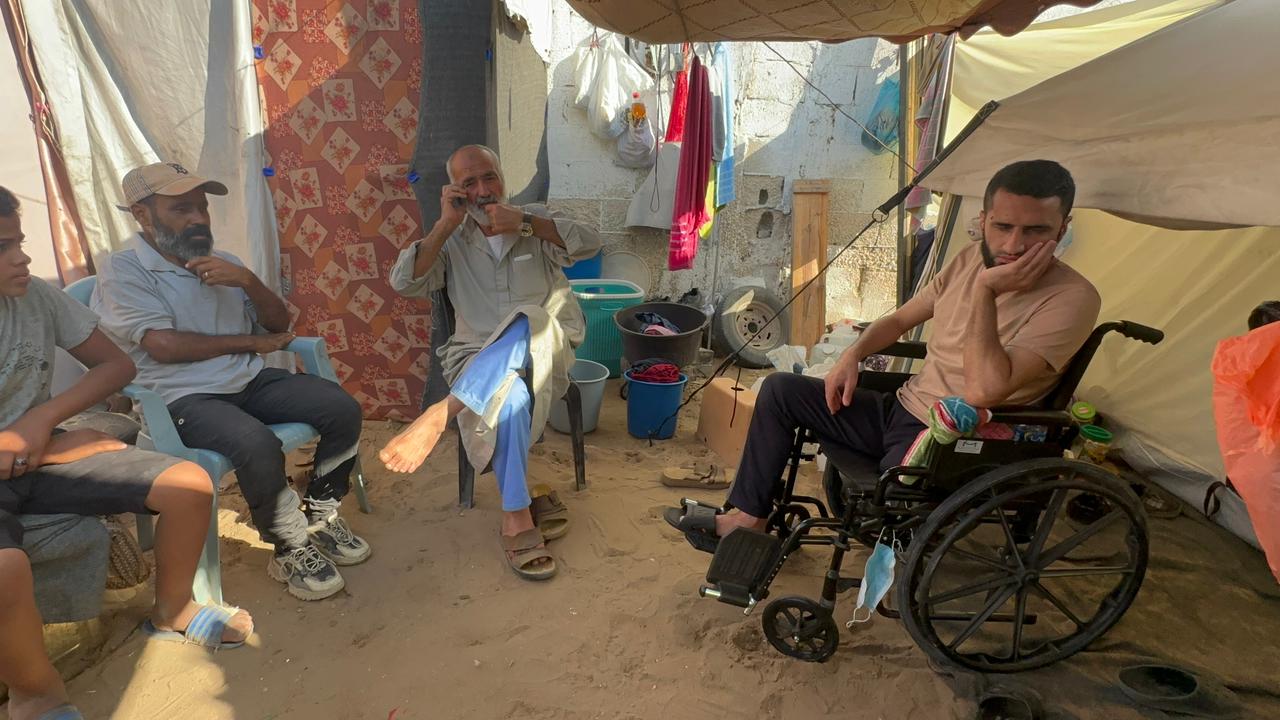 מחמוד אבו פול עם בני משפחתו באוהל בא-זוואידה, מרכז רצועת עזה, ב-17 באוקטובר 2025 (צילום: מוחמד סקיק)