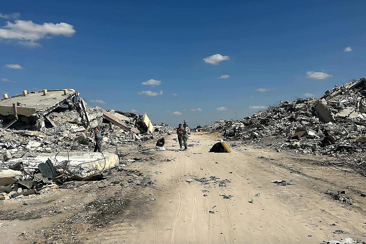 הריסות ביתה של רווידה עאמר בח'אן יונס, מצד ימין של הרחוב, ב-14 באוקטובר 2025 (צילום: באדיבות רווידה עאמר)