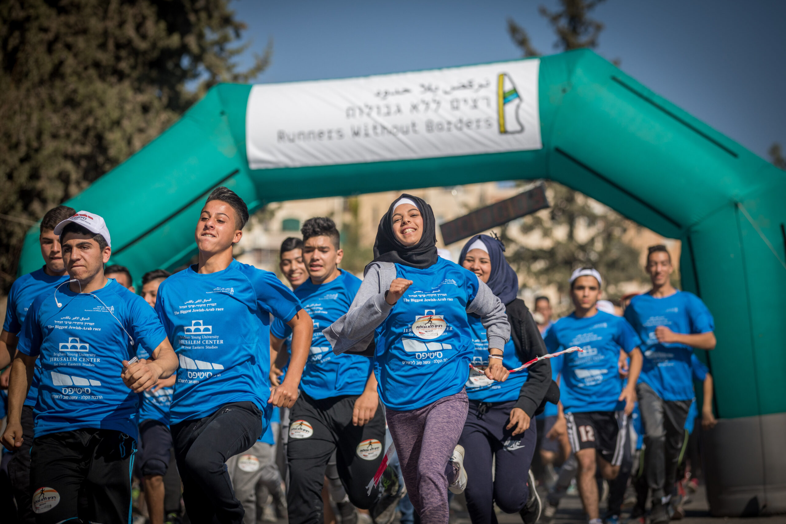 חוסר ההיכרות בין היהודים וערבים בישראל הוא עובדה קיימת. יהודים וערבים משתתפים במירוץ של "רצים ללא גבולות" בירושלים, 10 בנובמבר 2017 (צילום: יונתן זינדל / פלאש90)