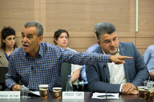לתת לאור המחטא להיכנס. ג'מאל זחאלקה, היו"ר הנכנס של ועדת המעקב, לצד ח"כ לשעבר יוסף ג'בארין, בעת בדיון בכנסת (צילום: יונתן זינדל / פלאש90) לתת לאור המחטא להיכנס. ג'מאל זחאלקה, היו"ר הנכנס של ועדת המעקב, לצד ח"כ לשעבר יוסף ג'בארין, בעת בדיון בכנסת (צילום: יונתן זינדל / פלאש90)