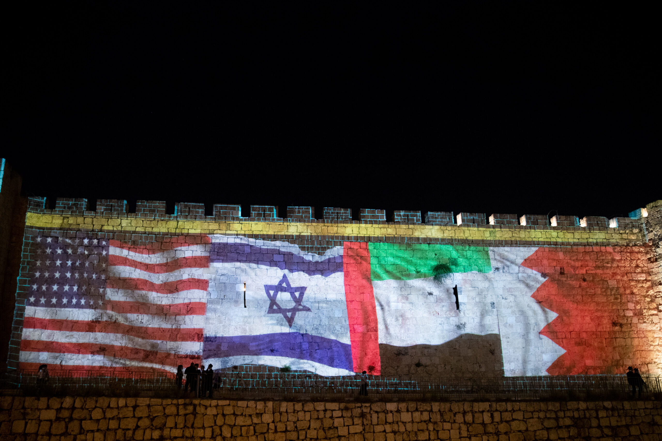 היחסים עם ישראל פגעו במעמדה של האמירויות בציבור בעולם הערבי. דגלי ישראל, ארה"ב, איחוד האמירויות ובחריין על חומת העיר העתיקה בירושלים, ספטמבר 202 (צילום: יונתן זינדל / פלאש90) 