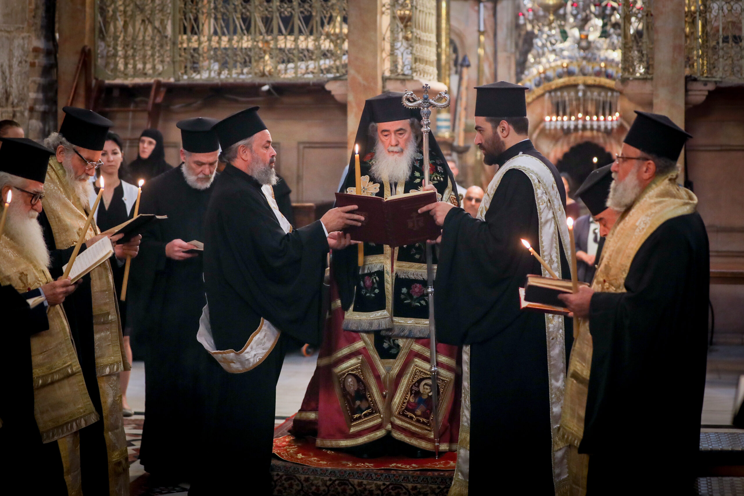 תפילה מיוחדת לשלום בכנסיית הקבר הקדוש בירושלים, ב-22 באוקטובר 2023 (צילום: ג'מאל עוואד / פלאש90)