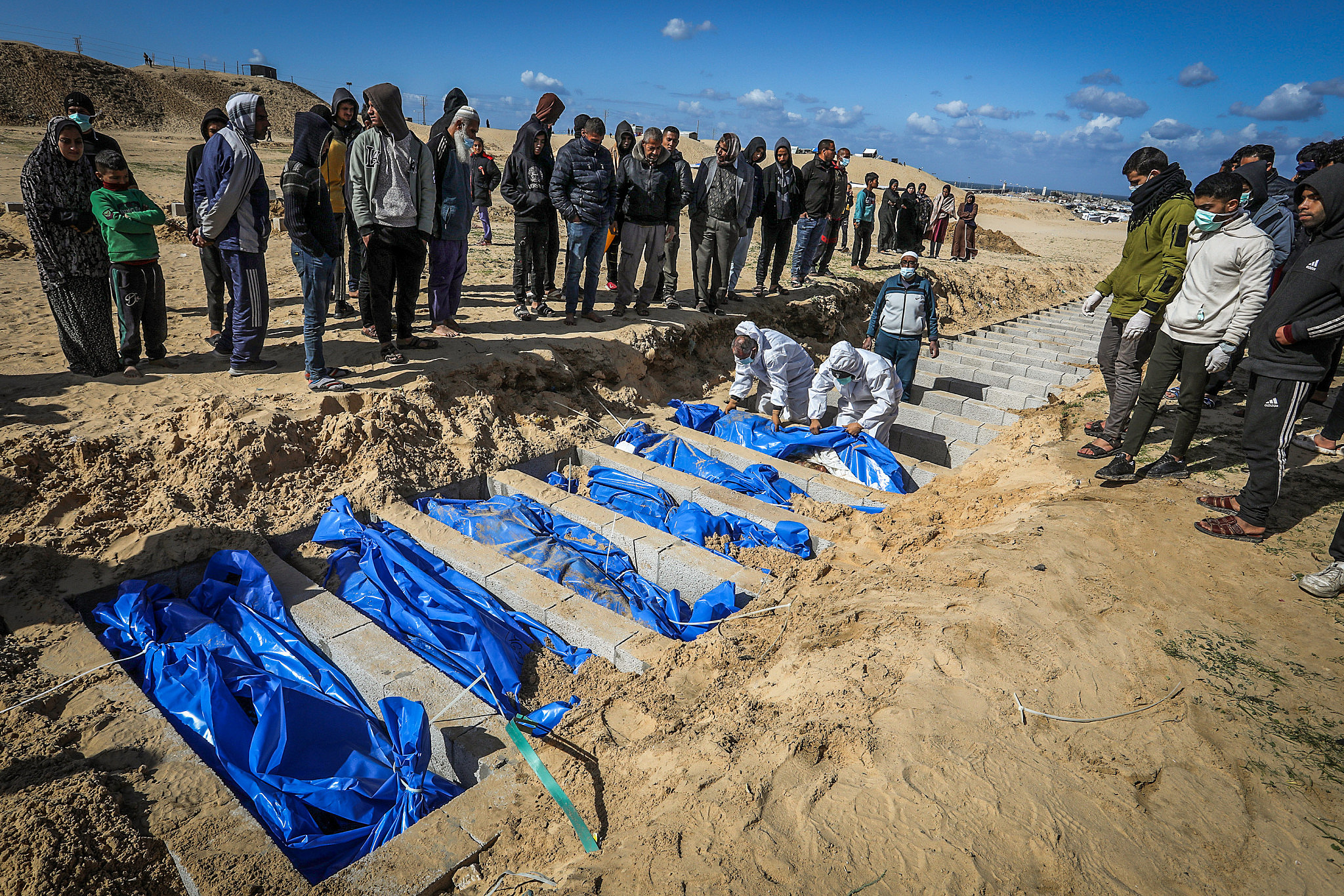 גופות של פלסטינים נקברות בקבר אחים ברפיח, דרום רצועת עזה, ב-30 בינואר 2024 (צילום: עבד רחים ח'טיב / פלאש90)