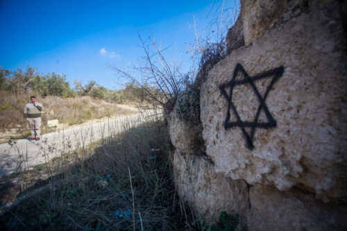 חלק ממהלך של "גירוש ארכיאולוגי". מגן דוד שצויר על עתיקות בסבסטיה, 30 בנובמבר 2024 (צילום: נאסר שתאיה / פלאש90) חלק ממהלך של "גירוש ארכיאולוגי". מגן דוד שצויר על עתיקות בסבסטיה, 30 בנובמבר 2024 (צילום: נאסר שתאיה / פלאש90)