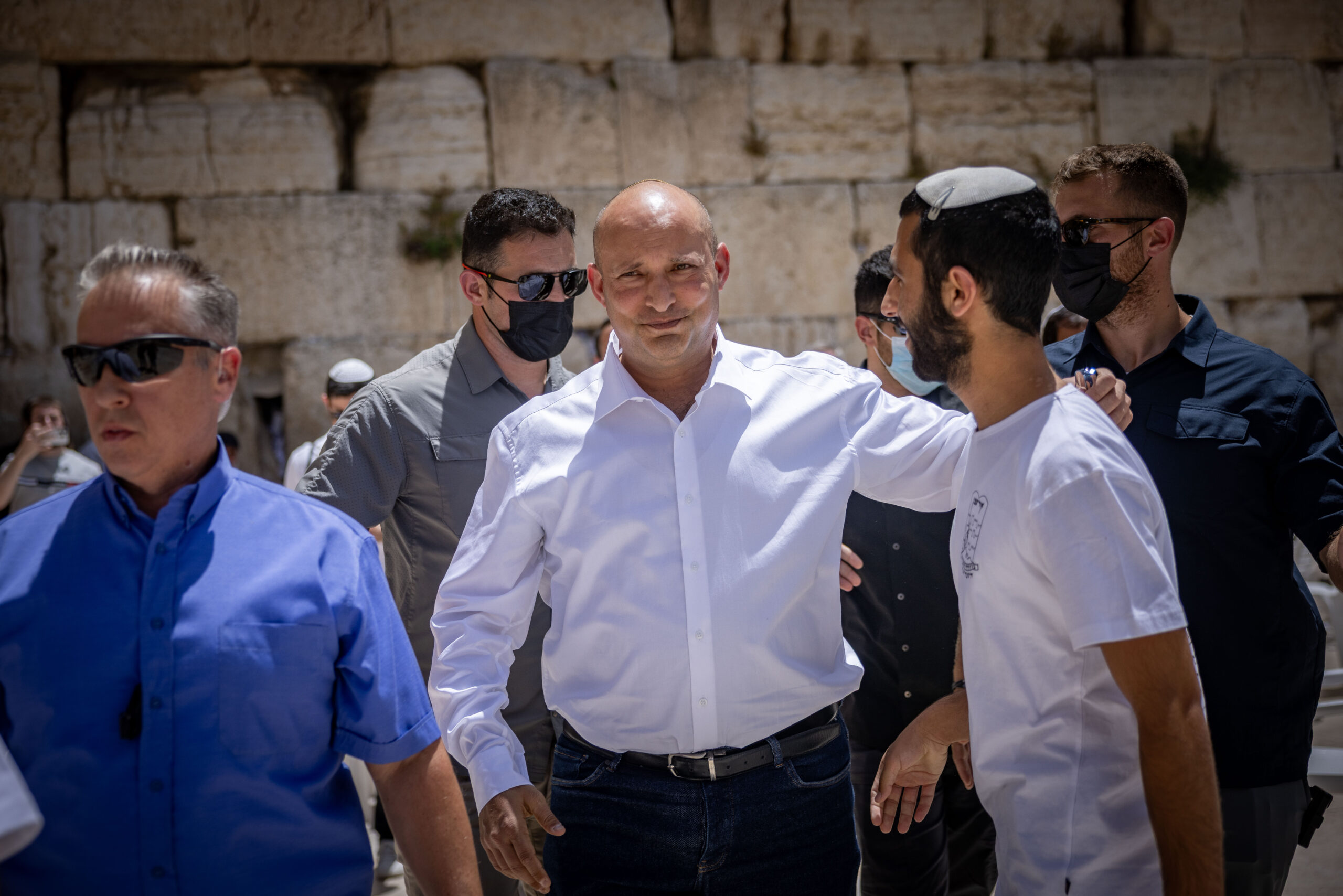 מנהיג פופוליסט שרוצה לרשת את הפופוליסט הנוכחי. נפתלי בנט בביקור בכותל המערבי, מאי 2025 (צילום: יונתן זינדל / פלאש90)