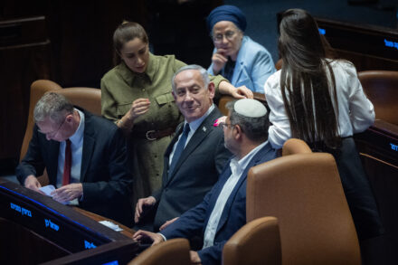 ראש הממשלה בנימין נתניהו והשרים איתמר בן גביר, יריב לוין, מאי גולן ואורית סטרוק, בכנסת, ב-14 ביולי 2025 (צילום: יונתן זינדל / פלאש90)