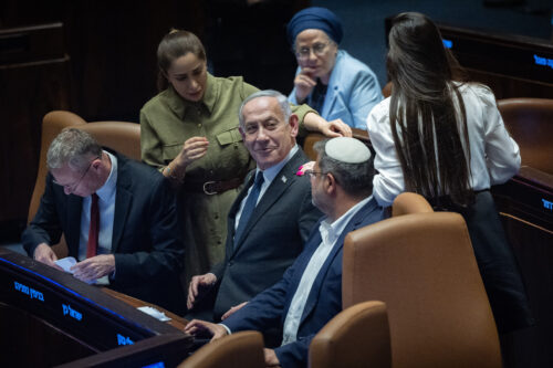 ראש הממשלה בנימין נתניהו והשרים איתמר בן גביר, יריב לוין, מאי גולן ואורית סטרוק, בכנסת, ב-14 ביולי 2025 (צילום: יונתן זינדל / פלאש90) ראש הממשלה בנימין נתניהו והשרים איתמר בן גביר, יריב לוין, מאי גולן ואורית סטרוק, בכנסת, ב-14 ביולי 2025 (צילום: יונתן זינדל / פלאש90)