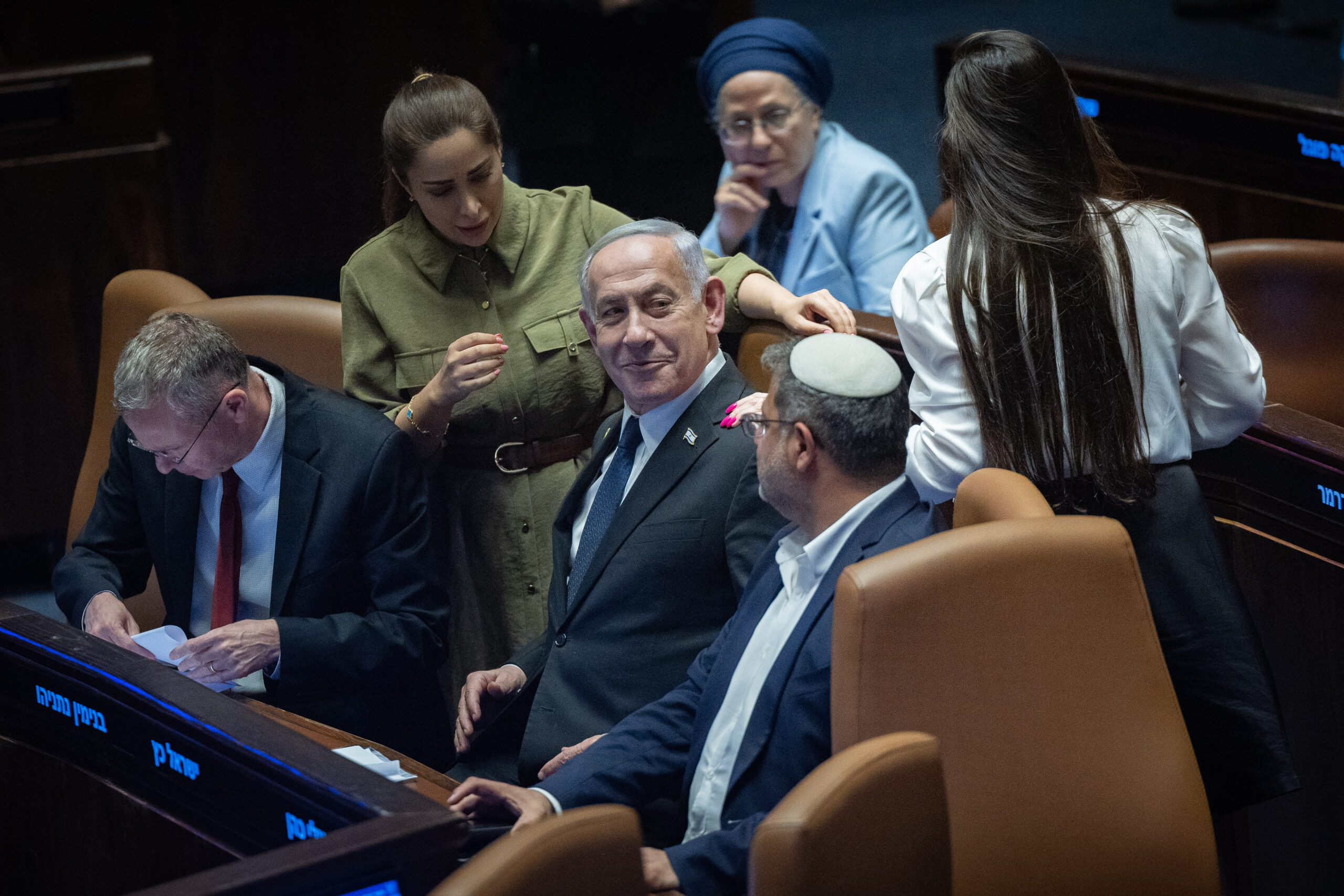 ראש הממשלה בנימין נתניהו והשרים איתמר בן גביר, יריב לוין, מאי גולן ואורית סטרוק, בכנסת, ב-14 ביולי 2025 (צילום: יונתן זינדל / פלאש90)