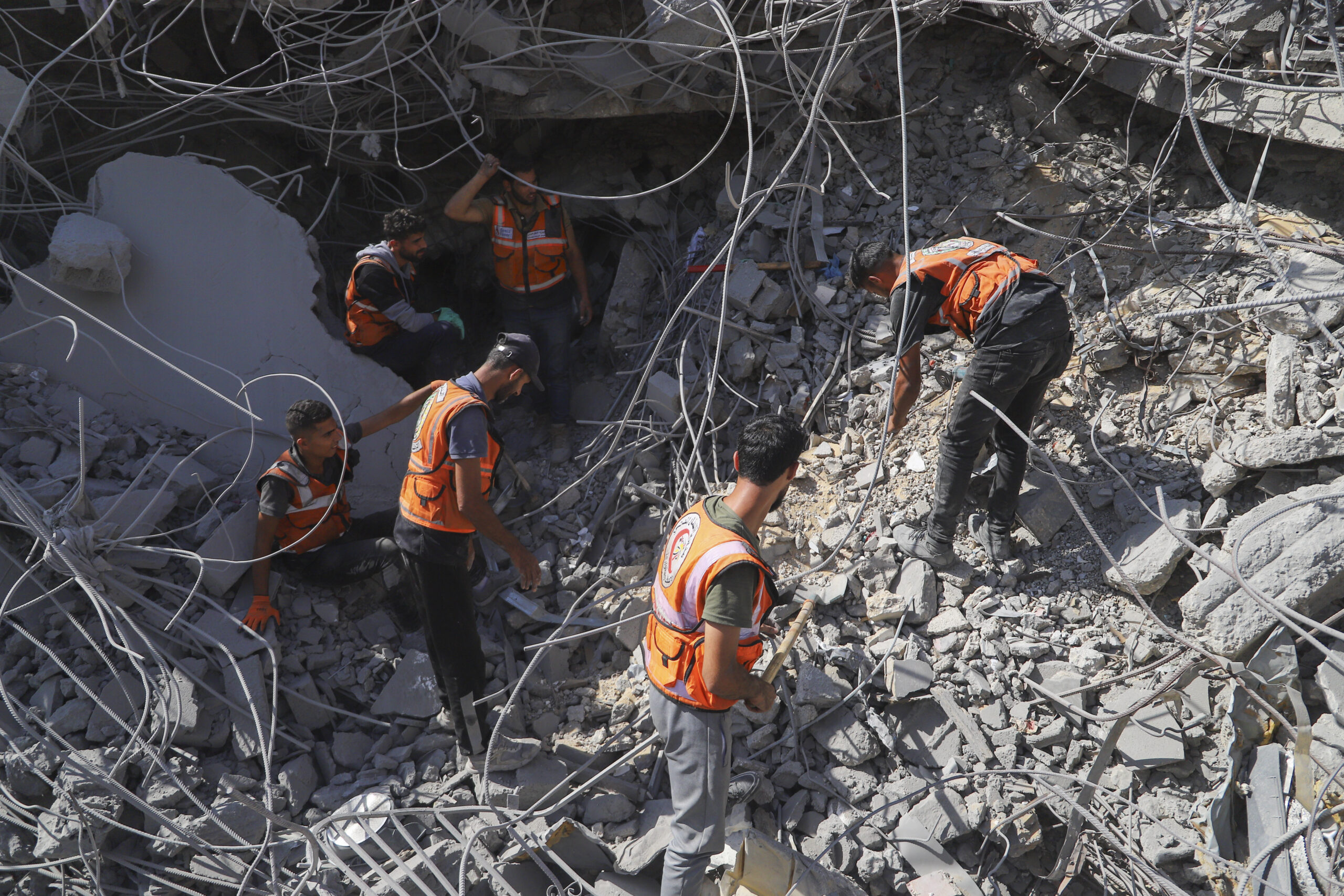 צוותי הגנה אזרחית מחפשים גופות בהריסות בניינים שנהרסו בהפצצות בעיר עזה, ב-20 באוקטובר 2025 (צילום: עבד רחים ח'טיב / פלאש90)