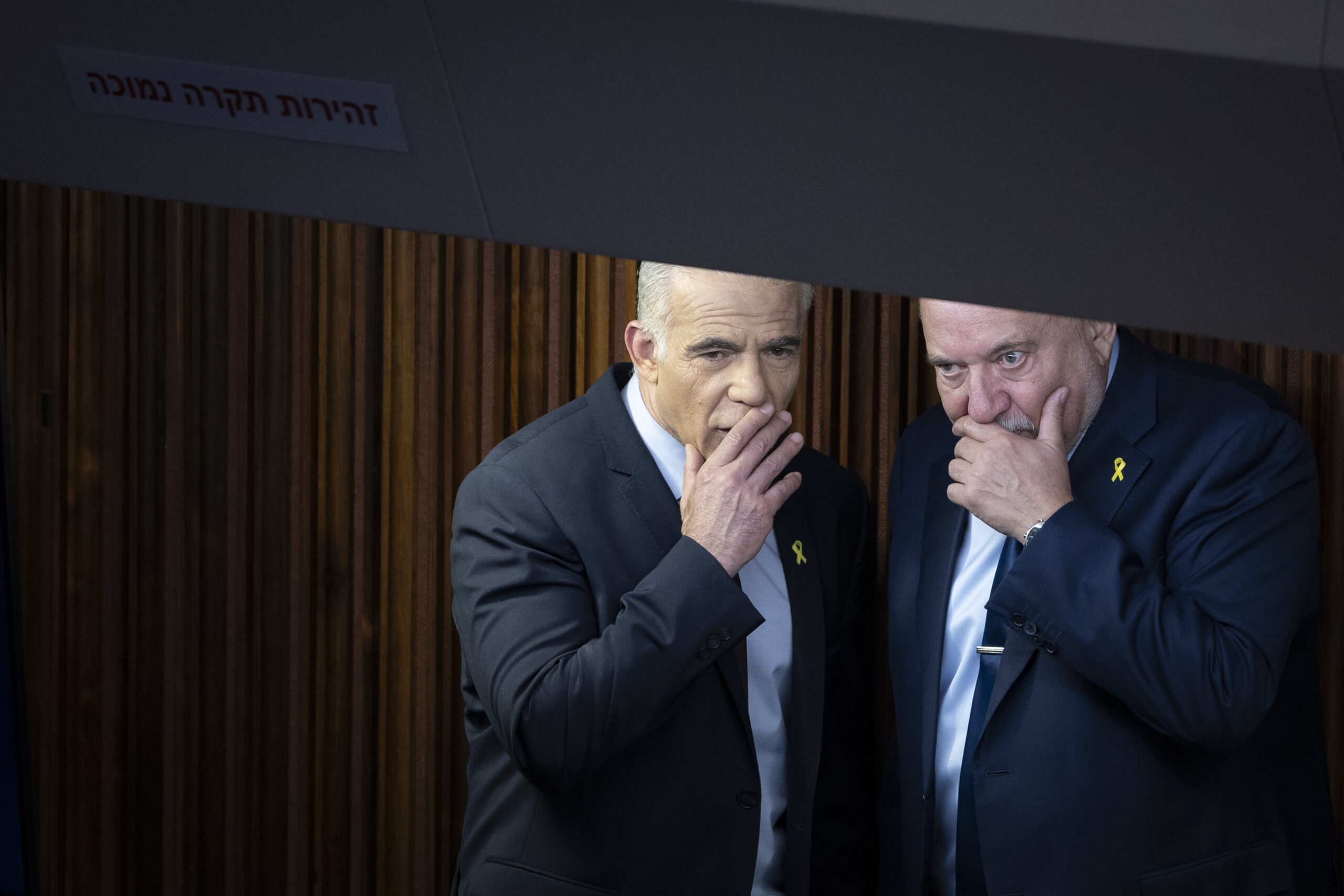 יאיר לפיד ואביגדור ליברמן בכנסת, ב-3 בנובמבר 2025 (צילום: אורן בן חקון / פלאש90)