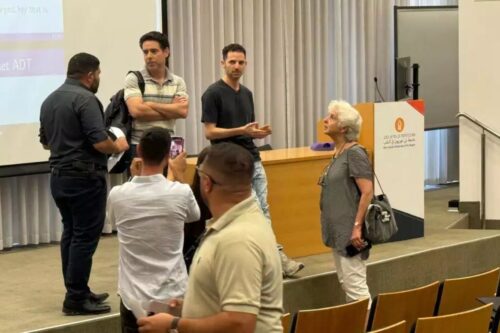 אלמוג כהן ופעילים מתפרצים לשיעור של ד"ר סבסטיאן בן דניאל באוניברסיטת בן גוריון (צילום: שימוש לפי סעיף 27א לחוק זכויות יוצרים) אלמוג כהן ופעילים מתפרצים לשיעור של ד"ר סבסטיאן בן דניאל באוניברסיטת בן גוריון (צילום: שימוש לפי סעיף 27א לחוק זכויות יוצרים)