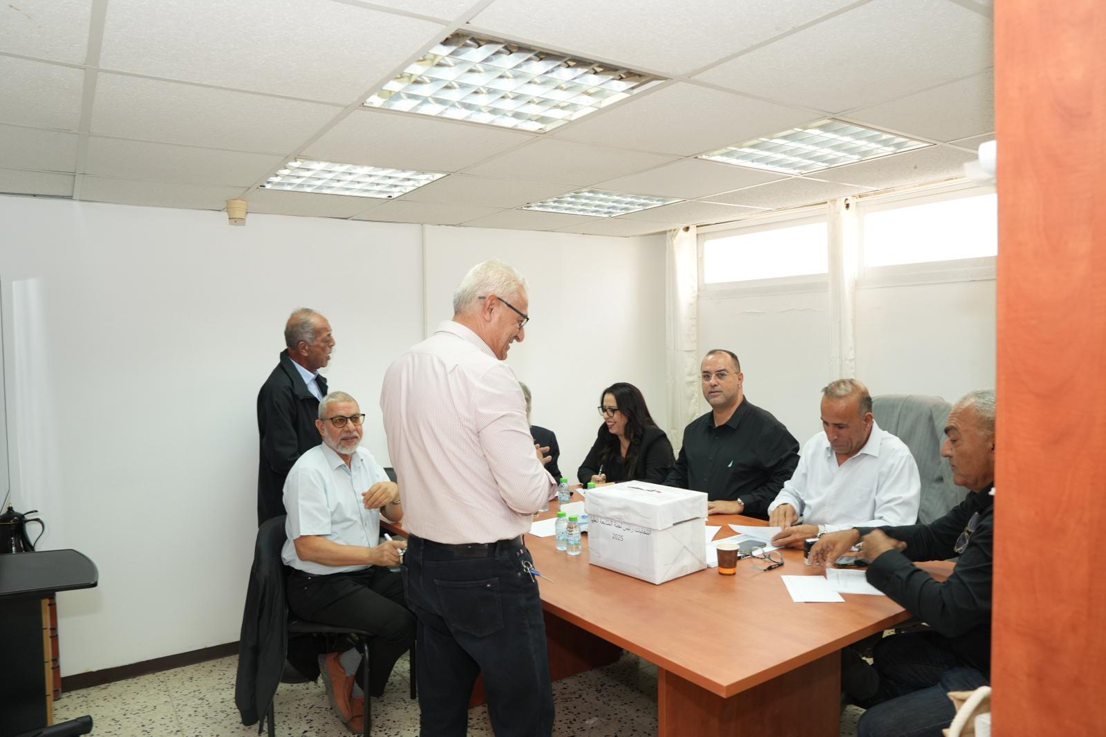 מצביעים בבחירות לוועדת המעקב, ב-15 בנובמבר 2025 (צילום: מוחמד ח'ליליה)