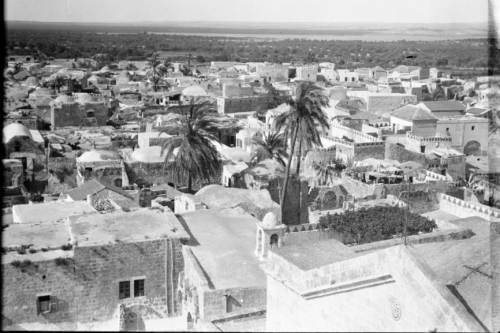 השכונות החדשות של לוד נבנו מעל החורבות של העיר העתיקה, ולא במקומן. העיר העתיקה של לוד ב-1923 (צילום: אוסף פרנק שולטן, אוניברסיטת ליידן)