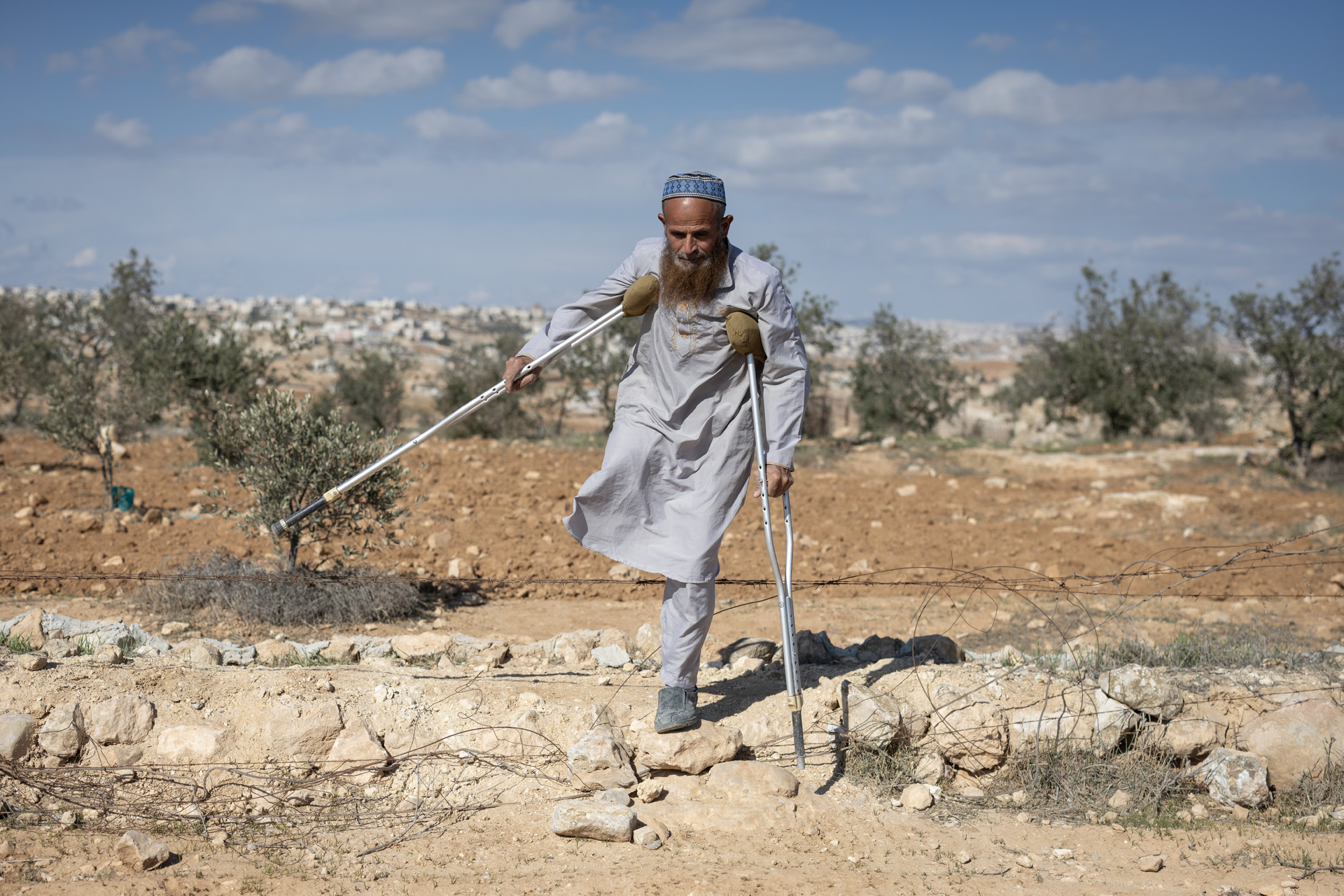 סעיד רבאע בחלקת האדמה שלו בכפר א-רכיז, 2 בדצמבר 2025 (צילום: אורן זיו)