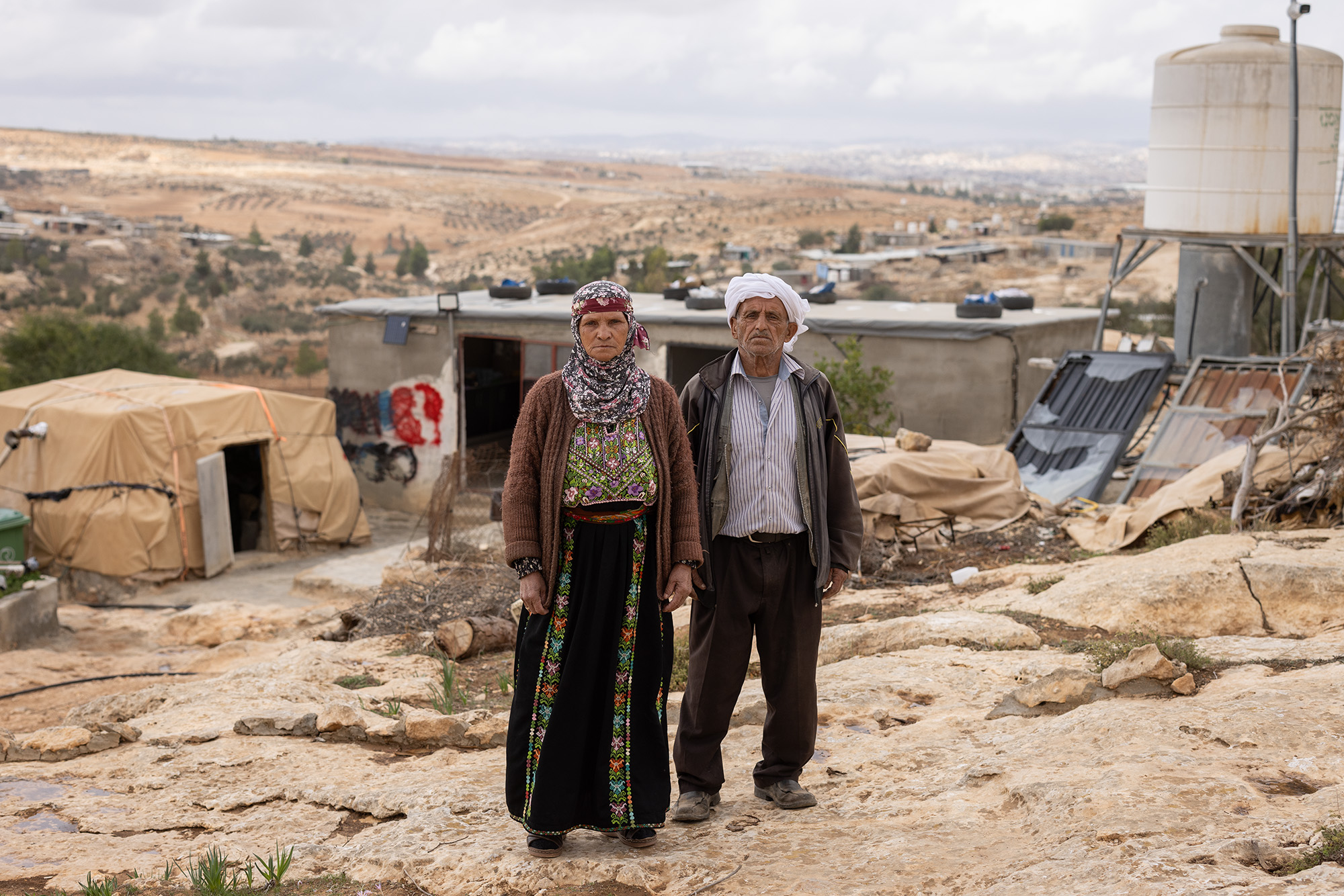 סבחה ומחמוד אל נג׳אר בביתם בכפר שעב אל בוטום (צילום: אורן זיו)