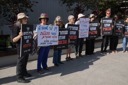 הארגונים שאמורים להגן על אוטיסטים לא השמיעו קול. משמרת מחאה למען שחרורו של הנער האוטיסט מיפו, 23 בנובמבר 2025 (צילום: אורן זיו)