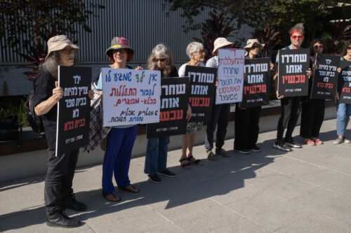 הארגונים שאמורים להגן על אוטיסטים לא השמיעו קול. משמרת מחאה למען שחרורו של הנער האוטיסט מיפו, 23 בנובמבר 2025 (צילום: אורן זיו) הארגונים שאמורים להגן על אוטיסטים לא השמיעו קול. משמרת מחאה למען שחרורו של הנער האוטיסט מיפו, 23 בנובמבר 2025 (צילום: אורן זיו)