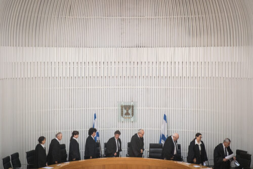מזדרזים לדון בחולצות של אוהדי הפועל תל אביב, מאחרים לדון בפלסטינים שנמקים בכלא. שופטי העלין, אוגוסט 2018 (צילום: הדס פרוש) מזדרזים לדון בחולצות של אוהדי הפועל תל אביב, מאחרים לדון בפלסטינים שנמקים בכלא. שופטי העלין, אוגוסט 2018 (צילום: הדס פרוש)