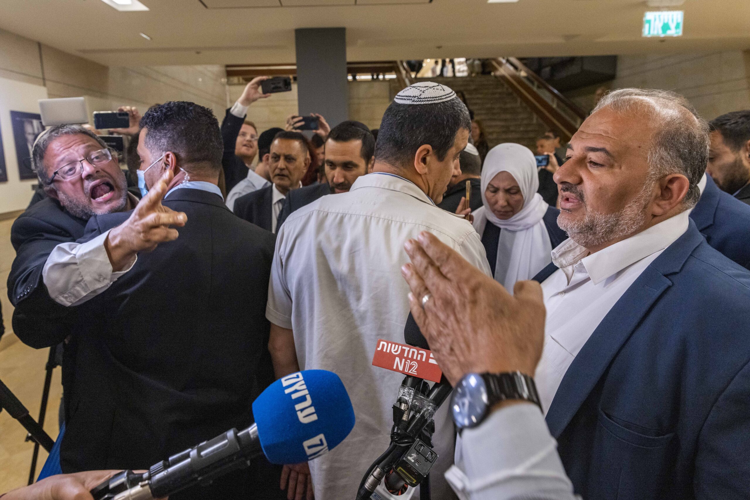 האיום על הציבור הערבי הוא לא רק אזרחי או תקציבי, אלא על עצם הלגיטימיות של קיומו. איתמר בן גביר מתעמת עם ח"כ מנסור עבאס, מאי 2022 (צילום: אוליביה פיטוסי / פלאש90) 