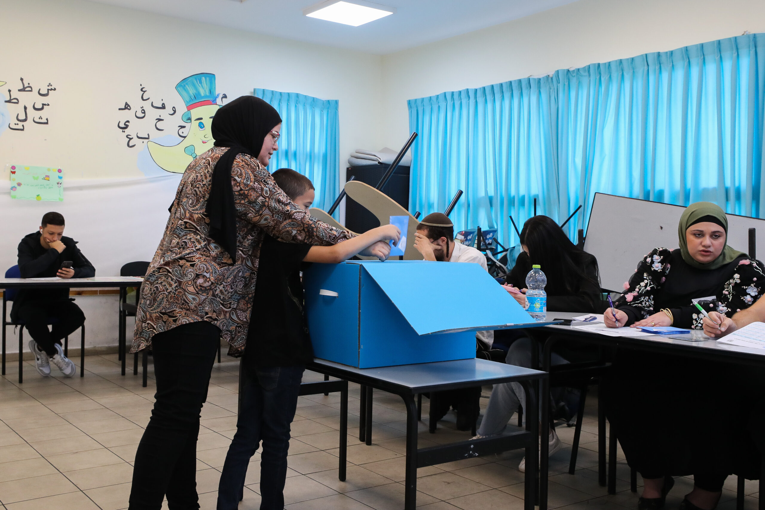שיעור ההצבעה הנמוך הוא ביטוי של חוסר אמון במערכת. מצביעים בטייבה, נובמבר 2022 (צילום: ג'מאל עווד / פלאש90)