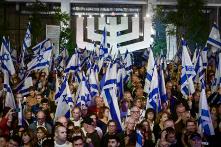 המחאה הפכה צפויה והממשלה למדה איך להתמודד איתה. מחאה נגד ההפיכה במשטרית בתל אביב, אפריל 2025 (צילום: אבשלום ששוני / פלאש90) המחאה הפכה צפויה והממשלה למדה איך להתמודד איתה. מחאה נגד ההפיכה במשטרית בתל אביב, אפריל 2025 (צילום: אבשלום ששוני / פלאש90)