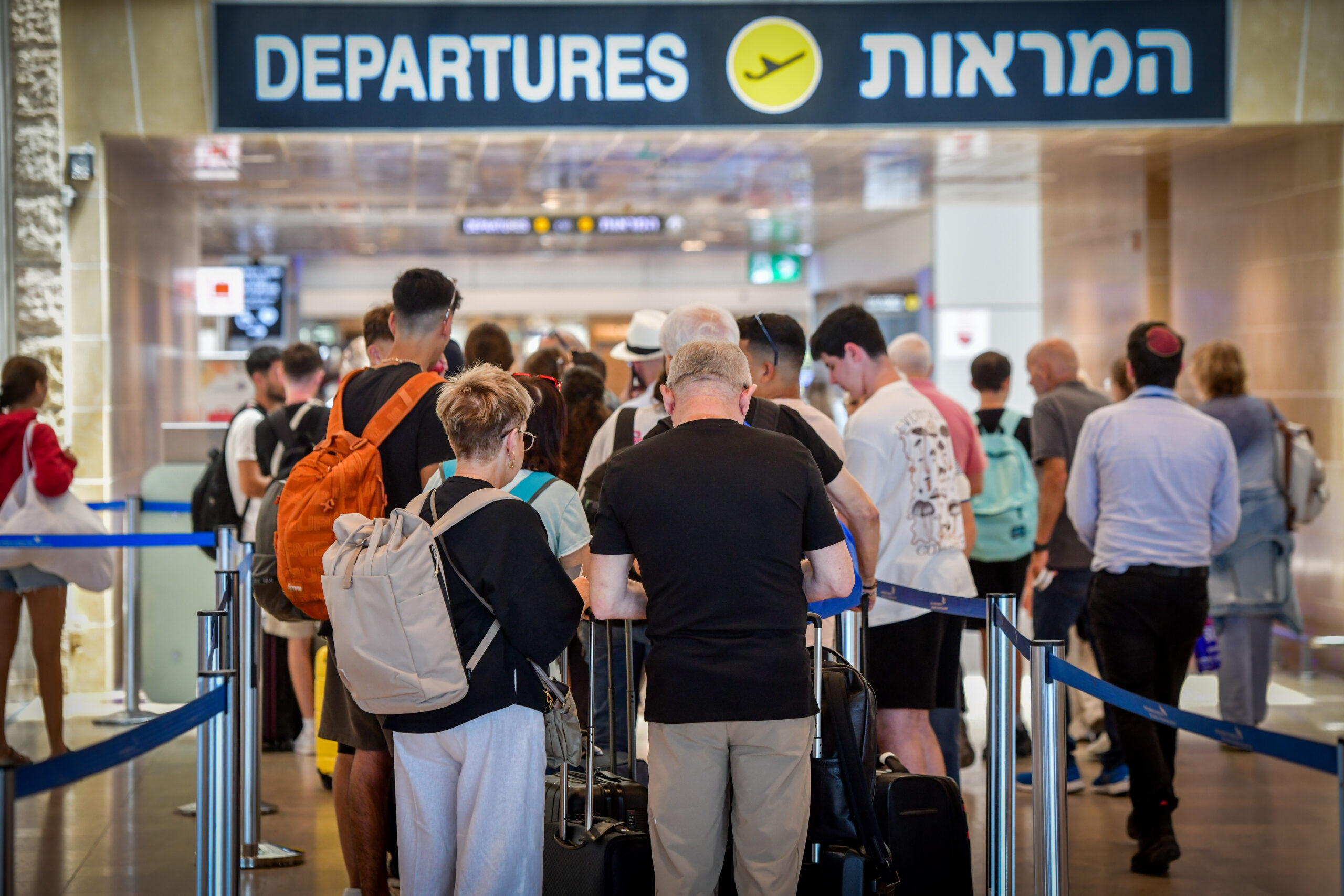 עשרות אלפים עזבו לחו"ל. נוסעים בנתב"ג, אוגוסט 2024 (צילום: אבשלום ששוני / פלאש90)