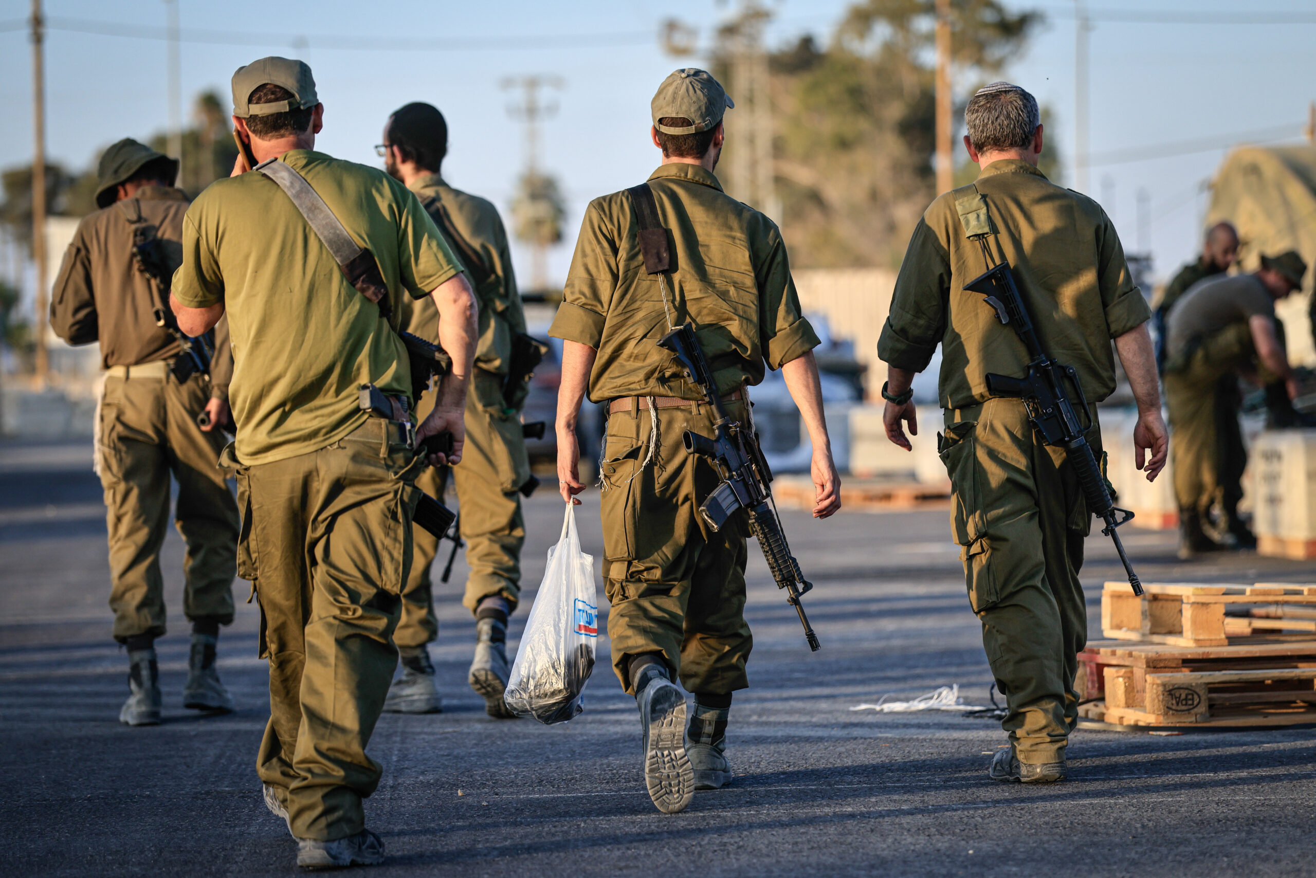 התשלומים להם עיוותו את הכלכלה. חיילי מילואים בדרך לכניסה לעזה, ספטמבר 2025 (צילום: צפריר אביוב / פלאש90)