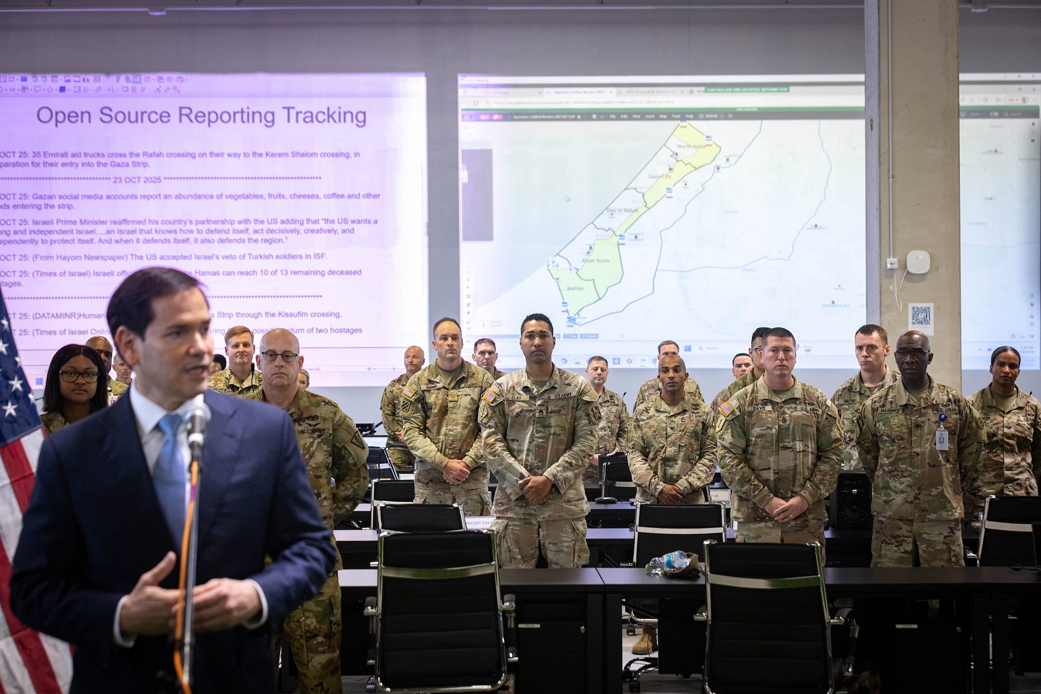 מזכיר המדינה האמריקאי, מרקו רוביו, מבקר במרכז התיאום האזרחי-צבאי בקריית גת, ב-24 באוקטובר 2025 (צילום: אוליבייה פיטוסי / פול)