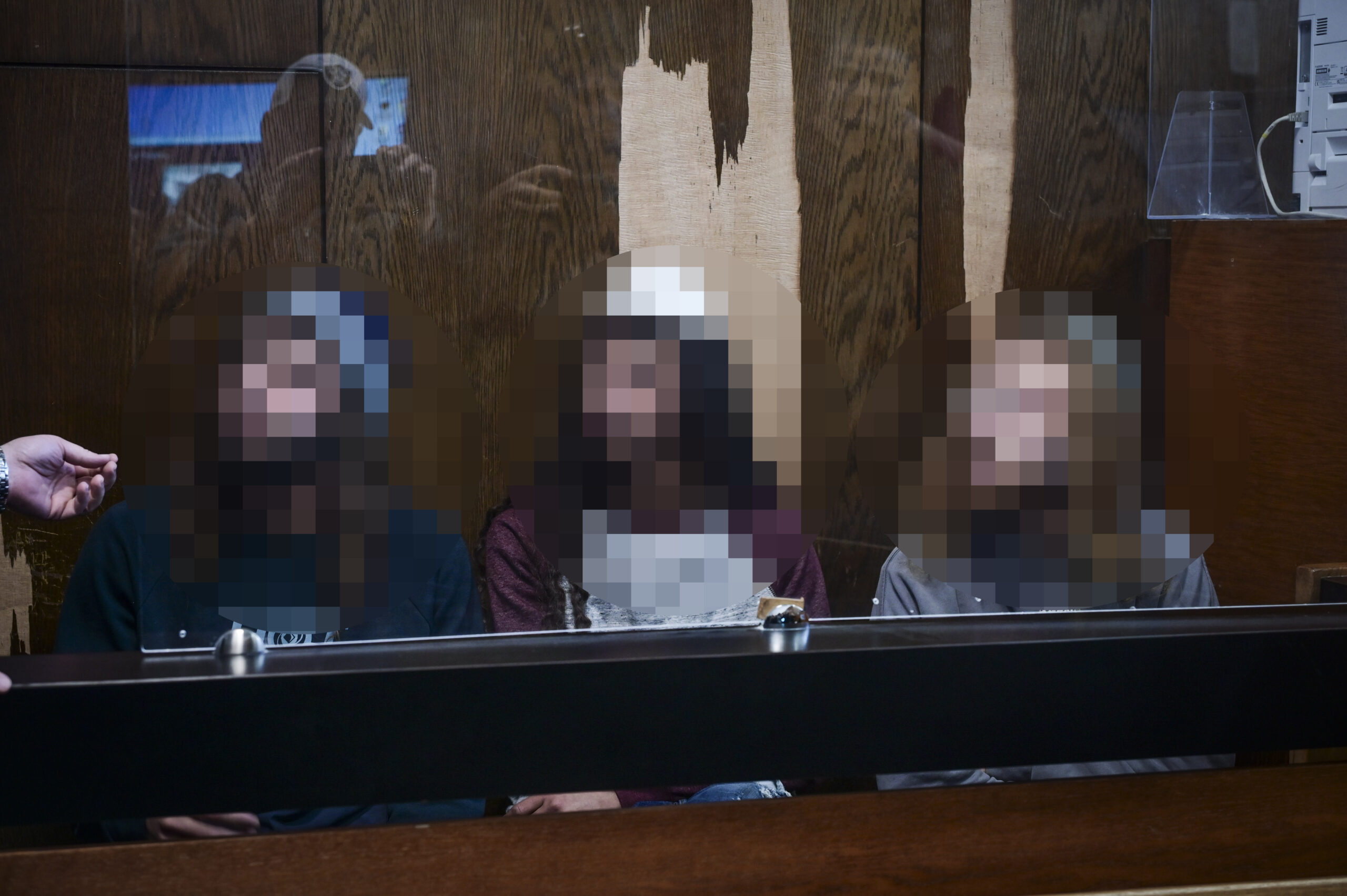 המשטרה טענה תחילה שמדובר בריב על חניה. שלושת "נערי הגבעות" שחשודים בתקיפה אשה ביפו בהארכת מעצר, 16 בדצמבר 2025 (צילום: אבשלום ששוני / פלאש90) 