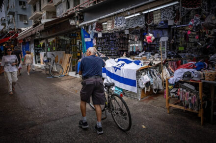 השירותים הציבוריים מידרדרים, רמת החיים יורדת. קונים בשוק הכרמל בתל אביב, יוני 2025 (צילום: יונתן זינדל / פלאש90)