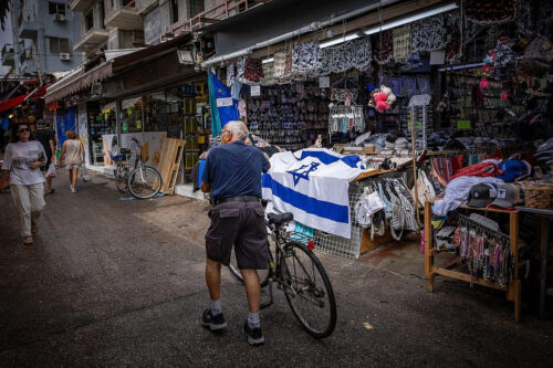השירותים הציבוריים מידרדרים, רמת החיים יורדת. קונים בשוק הכרמל בתל אביב, יוני 2025 (צילום: יונתן זינדל / פלאש90) השירותים הציבוריים מידרדרים, רמת החיים יורדת. קונים בשוק הכרמל בתל אביב, יוני 2025 (צילום: יונתן זינדל / פלאש90)