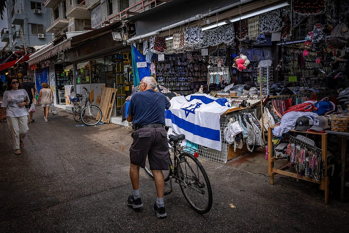 השירותים הציבוריים מידרדרים, רמת החיים יורדת. קונים בשוק הכרמל בתל אביב, יוני 2025 (צילום: יונתן זינדל / פלאש90)