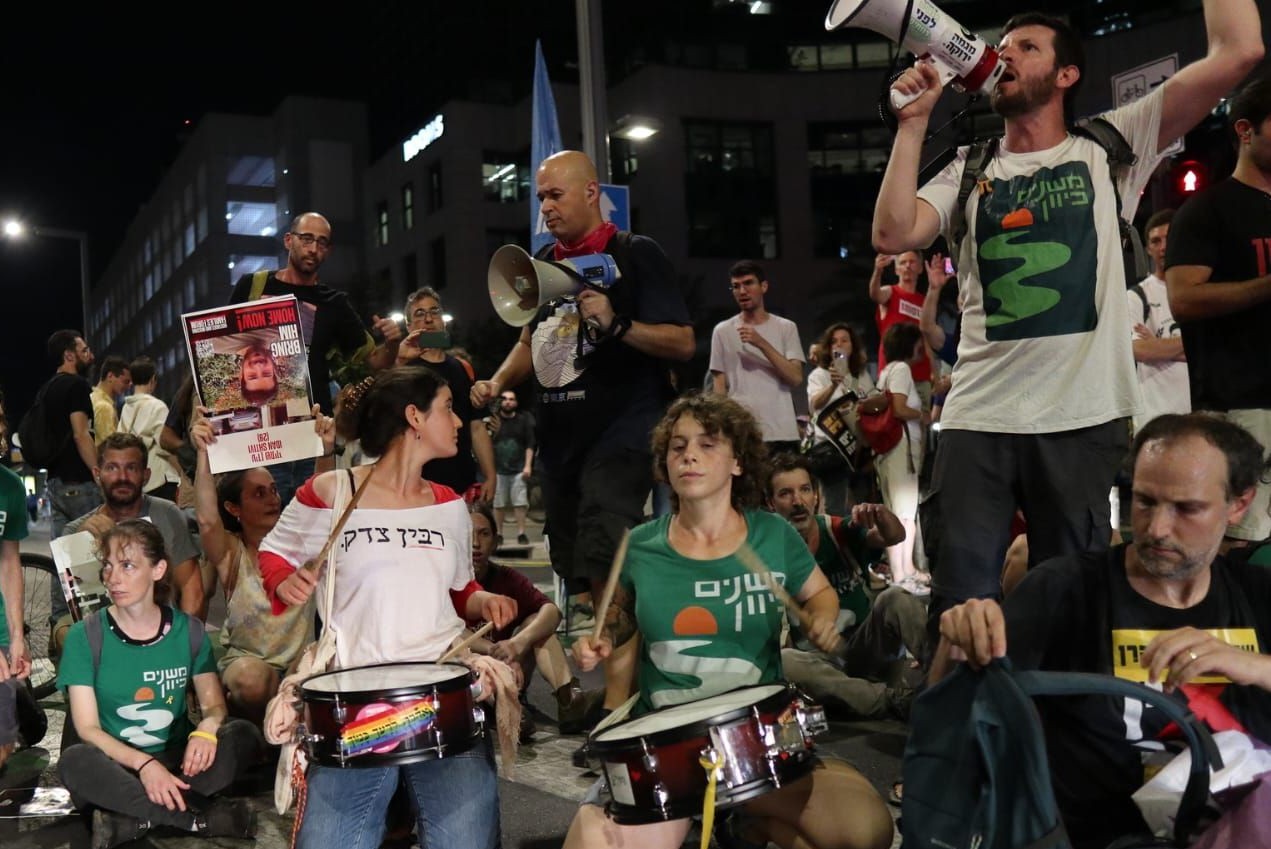 "אנשים הגיעו להפגנות במוצ"ש, סימנו וי והלכו הביתה". מיכל דויטש (מתופפת במרכז) במחאה (צילום: אורי קורן)