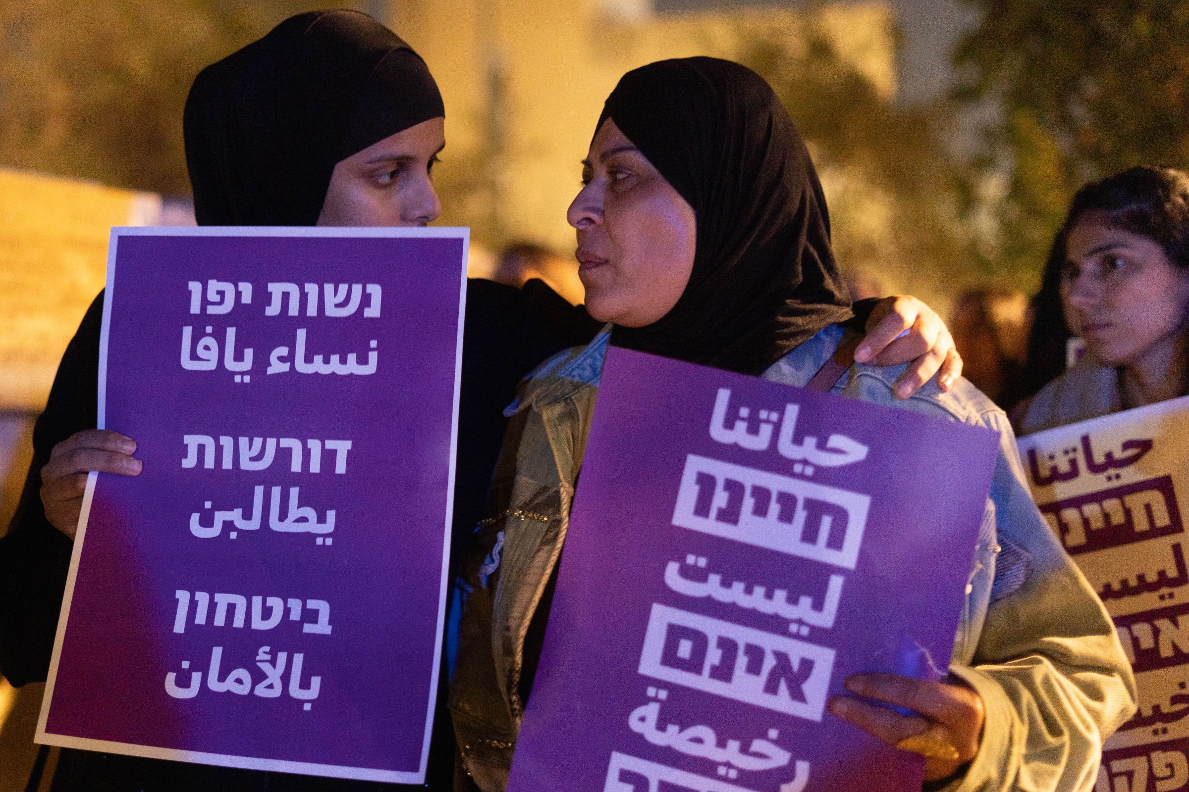 האומץ שלה לדבר באופן ברור וחד שינה את התמונה. חנאן ח'ימל (משמאל) במחאה ביפו, 14 בדצמבר 2025 (צילום: תמנה רוז פרץ)